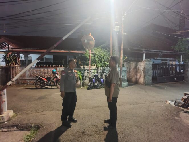 
					Polisi Sambangi Poskamling RT 04/07 Benhil Tanah Abang, Terus Bersinergi Jaga Keamanan