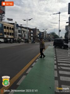 Aiptu Suyanto Atur Arus Lalu Lintas di TL Biak untuk Cegah Kemacetan dan Kerawanan Jalanan