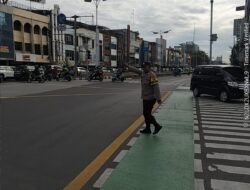Aiptu Suyanto Atur Arus Lalu Lintas di TL Biak untuk Cegah Kemacetan dan Kerawanan Jalanan
