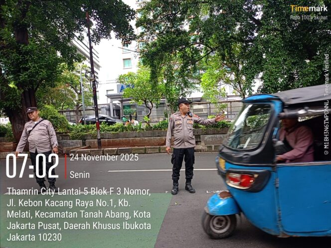 
					Unit Samapta 1051 Atur Lalu Lintas dan Strong Point Pagi Hari di Kebon Kacang Raya, Arus Lalu Lintas Lancar