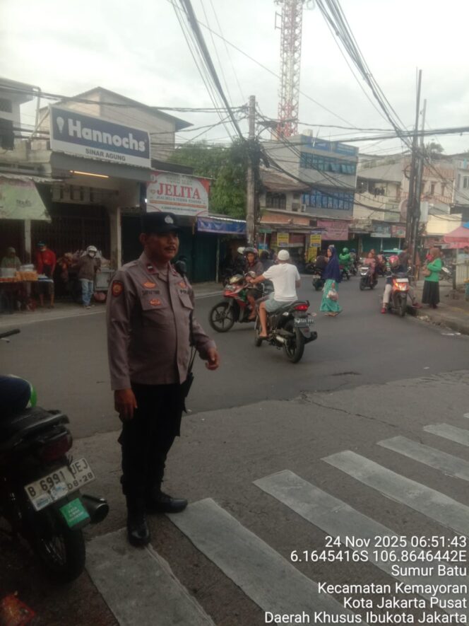 
					Polisi Kawal Arus Pagi Warga di Sumur Batu, Kemacetan Berhasil Diminimalisir