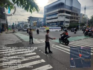Polsek Metro Gambir Laksanakan Pengaturan Lalu Lintas Pagi di TL Kesehatan Petojo Utara