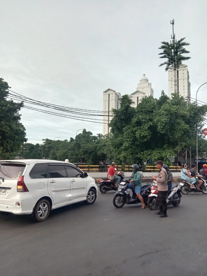 
					Pengaturan Lalu Lintas Pagi di Kemayoran Bantu Kelancaran Pelajar dan Karyawan