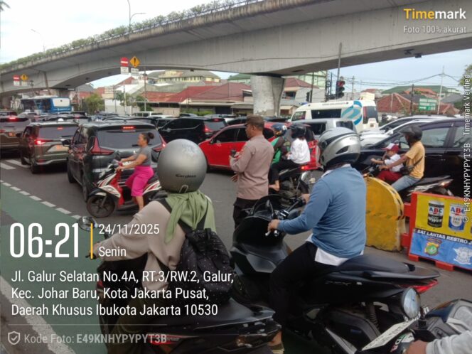 
					Strong Point Pagi Polsek Johar Baru: Kawal Arus Lalu Lintas di TL Galur Demi Kenyamanan Warga