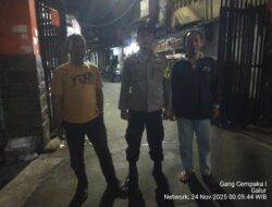 Perkuat Keamanan Malam Hari, Bhabinkamtibmas Sambangi Pos Kamling RW 04 Galur