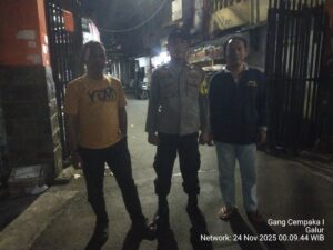 Perkuat Keamanan Malam Hari, Bhabinkamtibmas Sambangi Pos Kamling RW 04 Galur