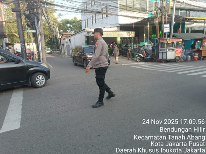 
					Polri Pastikan Mobilitas Masyarakat Lancar Saat Jam Pulang Kerja di Benhil