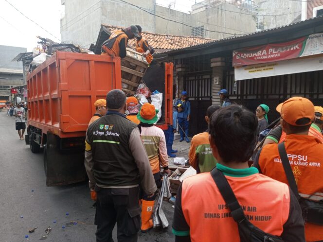 
					Grebek Lumpur Karang Anyar, Tiga Pilar Bergerak Cepat Bersihkan Lingkungan