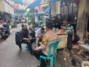 Cegah Kriminalitas, Polisi Sambangi Warga RW 08 Kebon Kacang Sebagai Cooling System