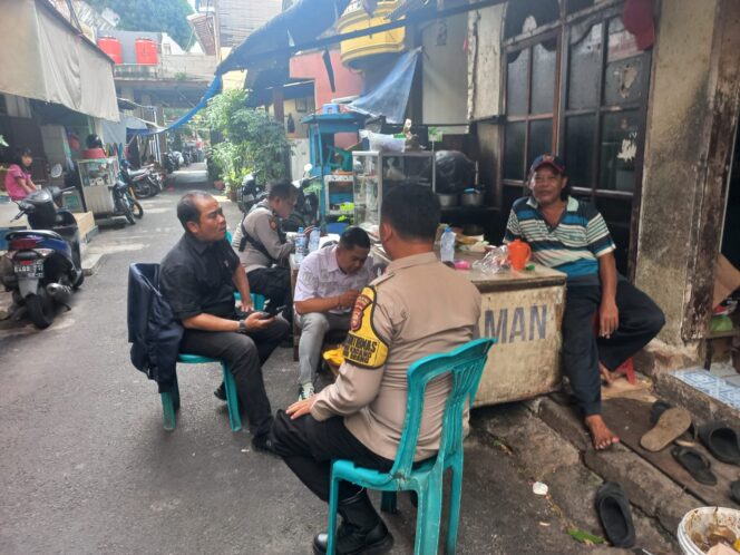 
					Cegah Kriminalitas, Polisi Sambangi Warga RW 08 Kebon Kacang Sebagai Cooling System