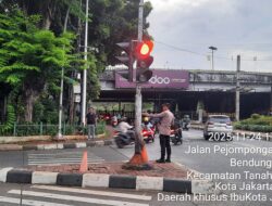 Polisi Atur Lalu Lintas Sore Hari di TL. Pejompongan, Terpantau Ramai Lancar