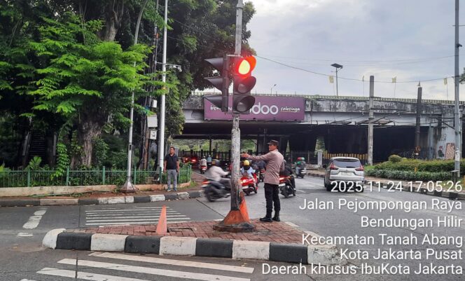 
					Polisi Atur Lalu Lintas Sore Hari di TL. Pejompongan, Terpantau Ramai Lancar