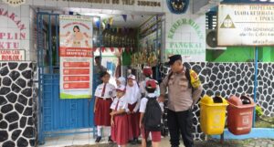 Peduli Keselamatan Pelajar, Bhabinkamtibmas Kawal Masuk Sekolah Pagi Di SDN Gondangdia 01