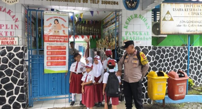 
					Peduli Keselamatan Pelajar, Bhabinkamtibmas Kawal Masuk Sekolah Pagi Di SDN Gondangdia 01