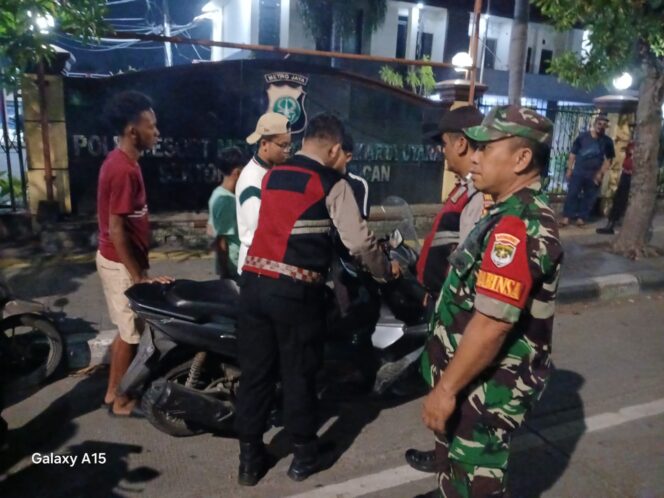 
					Patroli Siskamling Koramil 02/Penjaringan, Kodim 0502/Jakarta Utara Bersama 3 Pilar dan Komponen Pendukung di wilayah Penjaringan Jakarta Utara