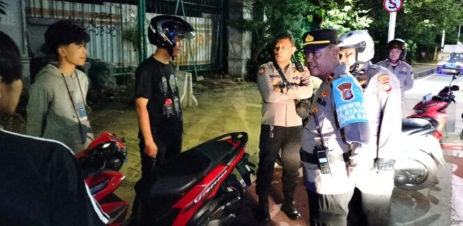 
					Mencegah Kerawanan Wilayah di Malam Hari, Polsek Metro Gambir Laksanakan Giat Patroli 3 Pilar