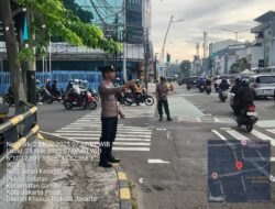 Personil Polsek Gambir Laksanakan Pengaturan Lalu Lintas Pagi Hari di TL. Kesehatan, Situasi Terpantau Ramai Lancar