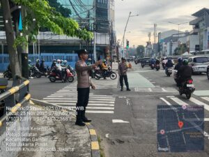 Personil Polsek Gambir Laksanakan Pengaturan Lalu Lintas Pagi Hari di TL. Kesehatan, Situasi Terpantau Ramai Lancar