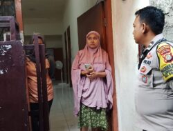 Kunjungan Bhabinkamtibmas di rumah Korban Curanmor, Di Gunung Sahari Utara” Berikan Edukasi Keamanan”