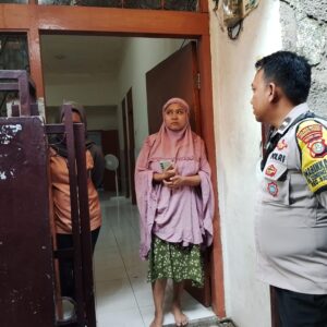 Kunjungan Bhabinkamtibmas di rumah Korban Curanmor, Di Gunung Sahari Utara” Berikan Edukasi Keamanan”