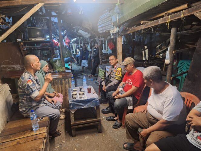 
					Dekat Warga, Aman Wilayah, Bhabinkamtibmas Pegangsaan Turun ke Lapangan