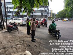 Penempatan Personil Polisi Polsek Metro Gambir di TL. Caringin Guna Kelancaran Arus Lalu Lintas di Pagi Hari