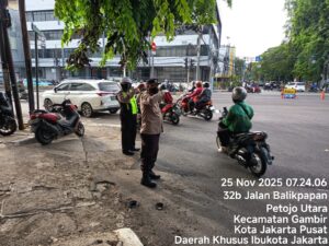 Penempatan Personil Polisi Polsek Metro Gambir di TL. Caringin Guna Kelancaran Arus Lalu Lintas di Pagi Hari