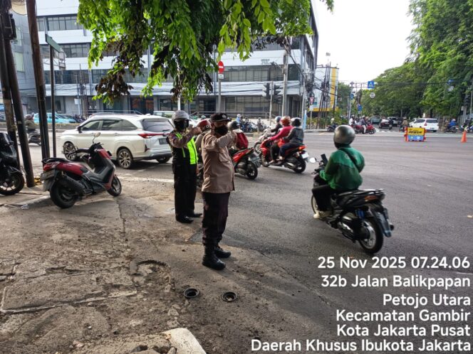 
					Penempatan Personil Polisi Polsek Metro Gambir di TL. Caringin Guna Kelancaran Arus Lalu Lintas di Pagi Hari