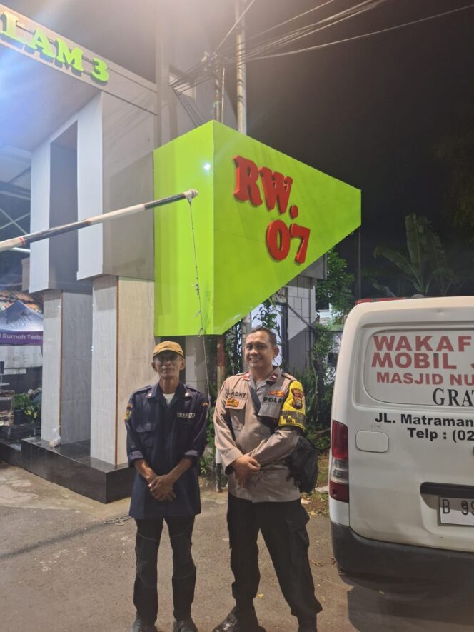 
					Bhabinkamtibmas Sambangi Satkamling Dinihari, RT 03 RW 07 Diminta Perkuat Keamanan Lingkungan