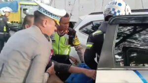 Aksi Cepat Tanggap Kasat Lantas Bekasi Kota, Tangani Korban Kecelakaan di Gunung Putri Bogor