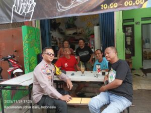 Aipda Ikhwan Bhabinkamtibmas Kampung Rawa Cooling System dan Sambang Imbau Warga Waspada Curanmor dan Tawuran