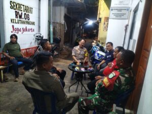 Jelang Pagi, Polisi Kawal Keamanan Lingkungan Utan Panjang Lewat Sambang Pos Kamling