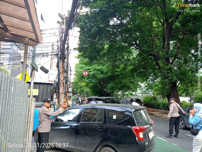 
					Polri Jaga Kelancaran Lalu Lintas di Kebon Kacang Raya Saat Puncak Mobilitas Sore Hari