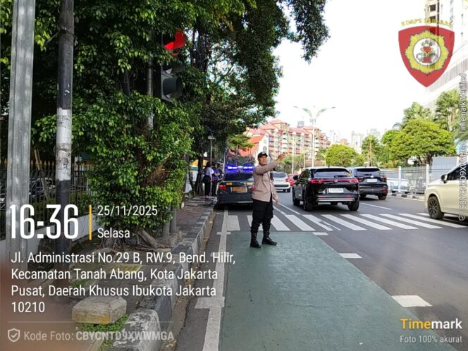 
					Polisi Humanis Atur Lalu Lintas di Jalur Raya Pada Puncak Mobilitas Sore