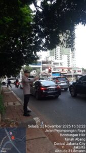 Lalu Lintas Ramai Lancar, Polisi Lakukan Pengaturan Lalu Lintas Sore Hari di TL. Pejompongan