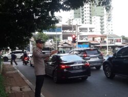 Lalu Lintas Ramai Lancar, Polisi Lakukan Pengaturan Lalu Lintas Sore Hari di TL. Pejompongan