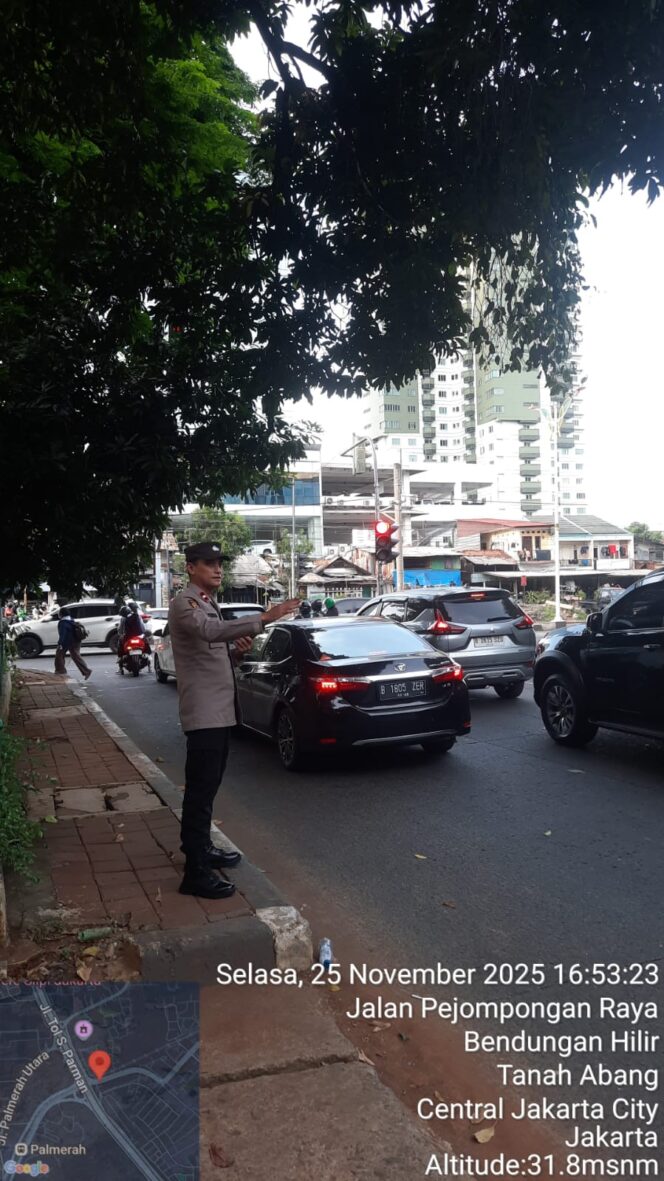 
					Lalu Lintas Ramai Lancar, Polisi Lakukan Pengaturan Lalu Lintas Sore Hari di TL. Pejompongan