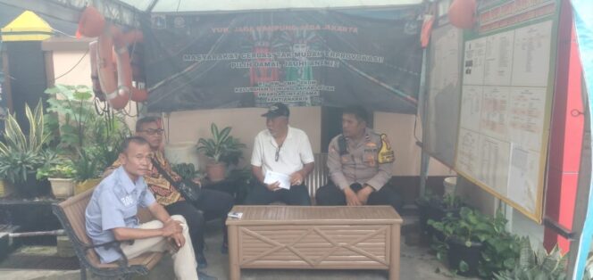 
					Sambang dan Koordinasi, Polri Aktif Jaga Situasi Aman di Gunung Sahari Selatan