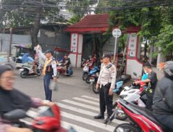 Personel Polsek Kemayoran Turun Tangan Atur Arus Lalin di Kawasan Rawan Macet