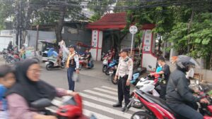 Personel Polsek Kemayoran Turun Tangan Atur Arus Lalin di Kawasan Rawan Macet