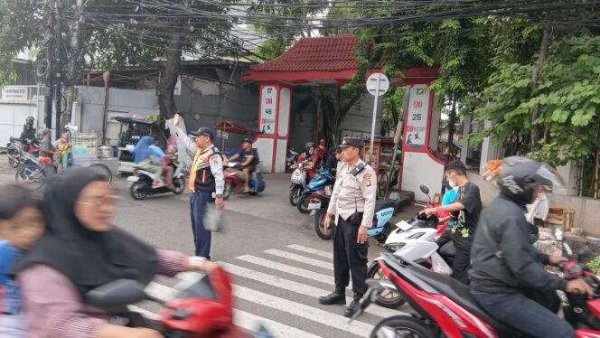 
					Personel Polsek Kemayoran Turun Tangan Atur Arus Lalin di Kawasan Rawan Macet