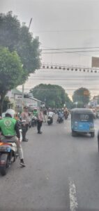 Sambut Jam Sibuk, Personel Polsek Kemayoran Lakukan Pengaturan Lalin di Kawasan Stasiun