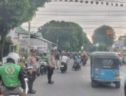 Sambut Jam Sibuk, Personel Polsek Kemayoran Lakukan Pengaturan Lalin di Kawasan Stasiun
