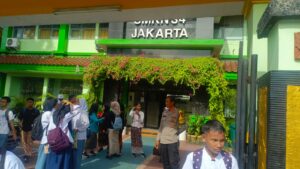 Monitoring Bubar Sekolah, Bhabinkamtibmas Paseban Pastikan Situasi Kondusif di SMKN 34 Jakarta