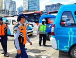 Satlantas Polres Metro Jakarta Pusat Gelar Pemeriksaan Rem dan Kesehatan Sopir dalam Ops Zebra Jaya 2025 di Terminal Senen