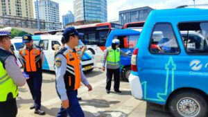 Satlantas Polres Metro Jakarta Pusat Gelar Pemeriksaan Rem dan Kesehatan Sopir dalam Ops Zebra Jaya 2025 di Terminal Senen