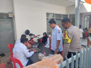 Warga Sumur Batu Terima BLTS Kesra, Polsek Kemayoran Pastikan Proses Aman dan Transparan