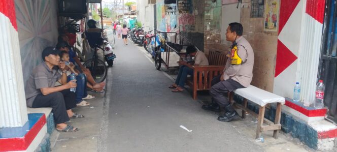 
					Patroli Rutin Bhabinkamtibmas: Dengarkan Keluhan dan Beri Rasa Aman kepada Warga