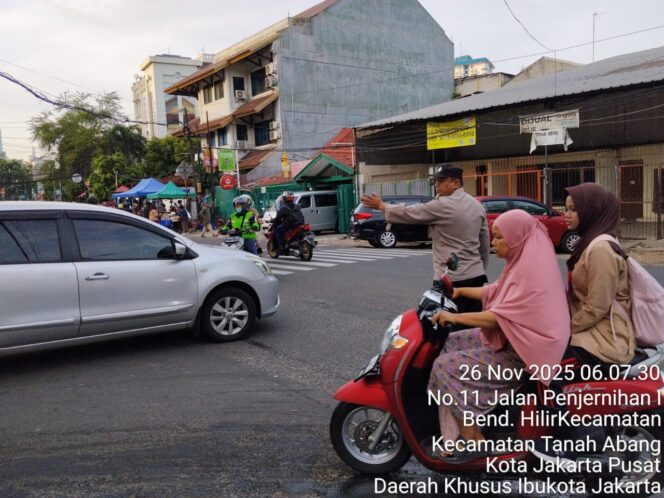 
					Polri Lakukan Pengaturan Lalu Lintas Pagi Hari di Pertigaan Jalan Mutiara Benhil