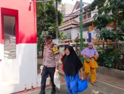 Bhabinkamtibmas Petojo Utara Monitor Penyaluran Bantuan Pangan untuk 743 Warga